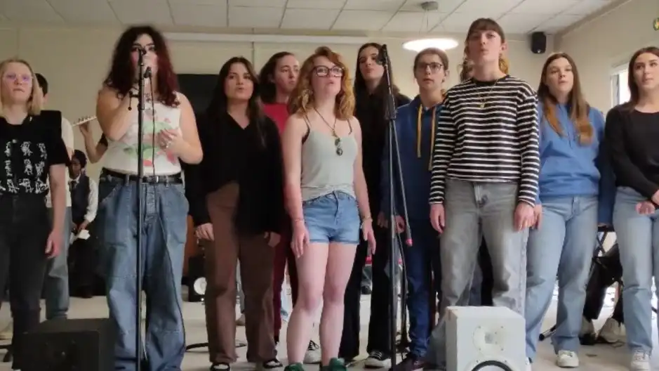 Vue du groupe de chanteur des pieds à la tête.