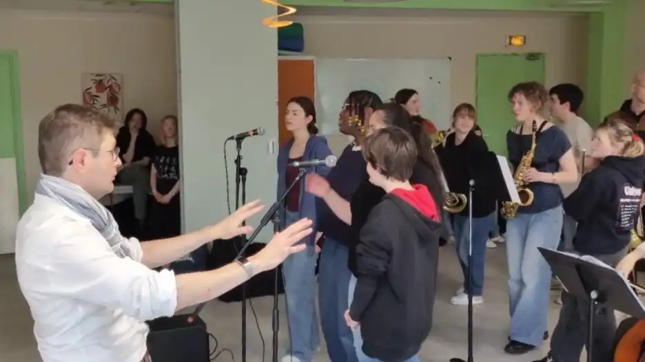 Alain Berthet, professeur de musique au lycée Jean Zay donne le tempo aux artistes.