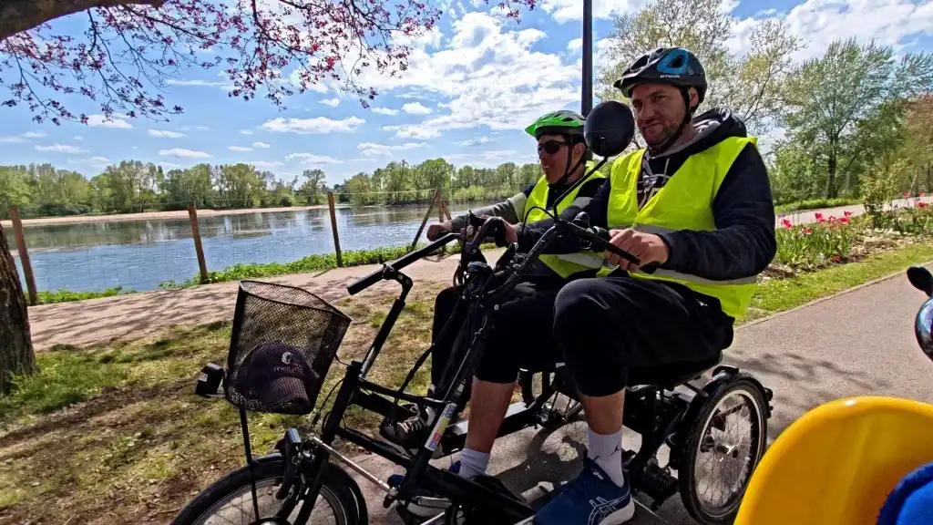 Une belle météo pour faire du vélo en duo sur le quai de la Madelaine.