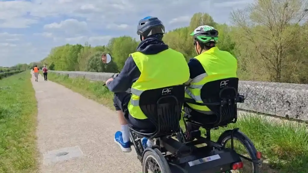 Nous sommes passé devant le champs de Mars.