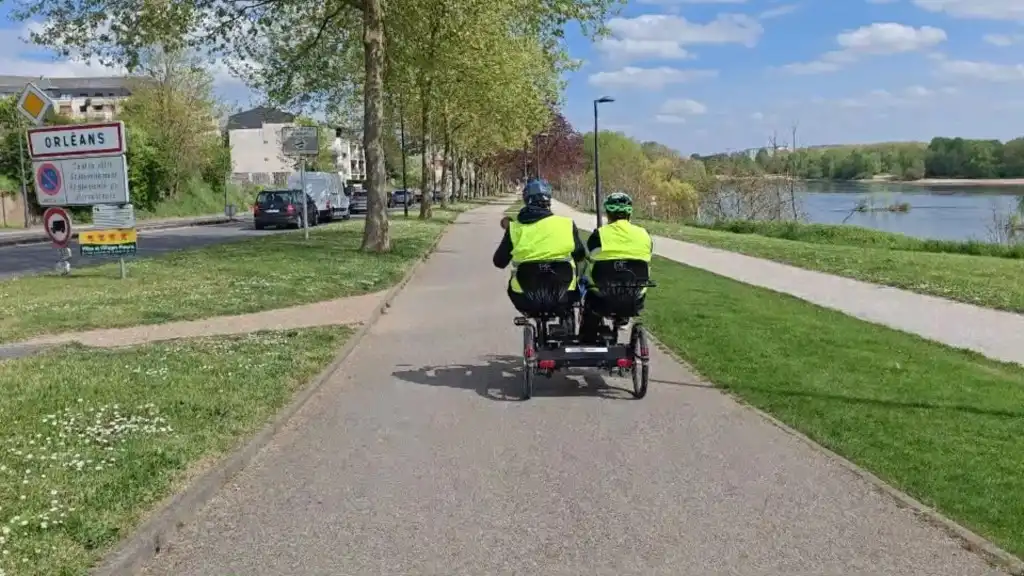 On longe la route sur le quai de la Madeleine.