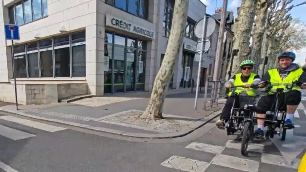 Sur la route de Saint-Marceau, Marc-Wayne et Sébastien passe devant le Crédit Agricole.