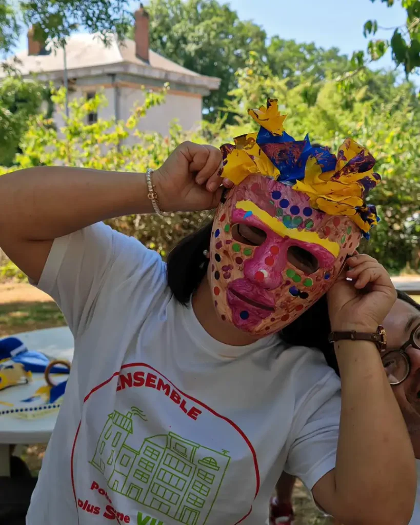 Une jeune fille fait la pose avec son masque rose.