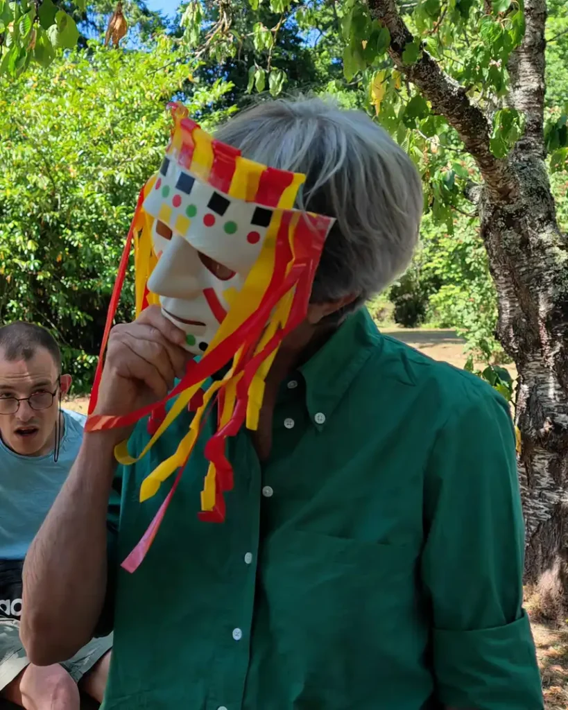 La Présidente de l'APHL s'est laissé dompté par son masque coloré.