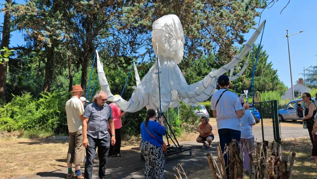 Un groupe fait flotter la pieuvre géante.