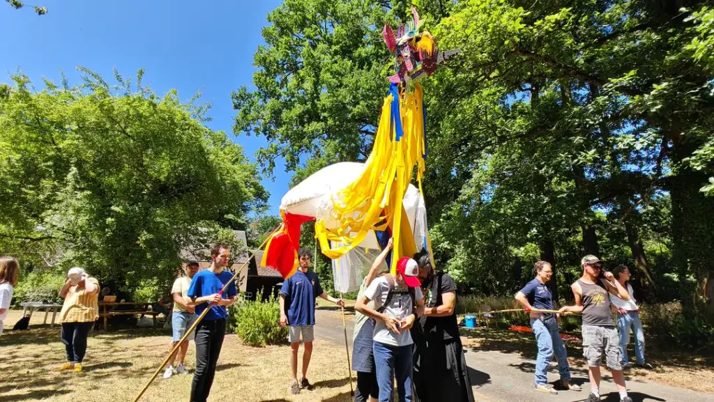 Vue de face du groupe de marionnette faissant floter le dragon géant.