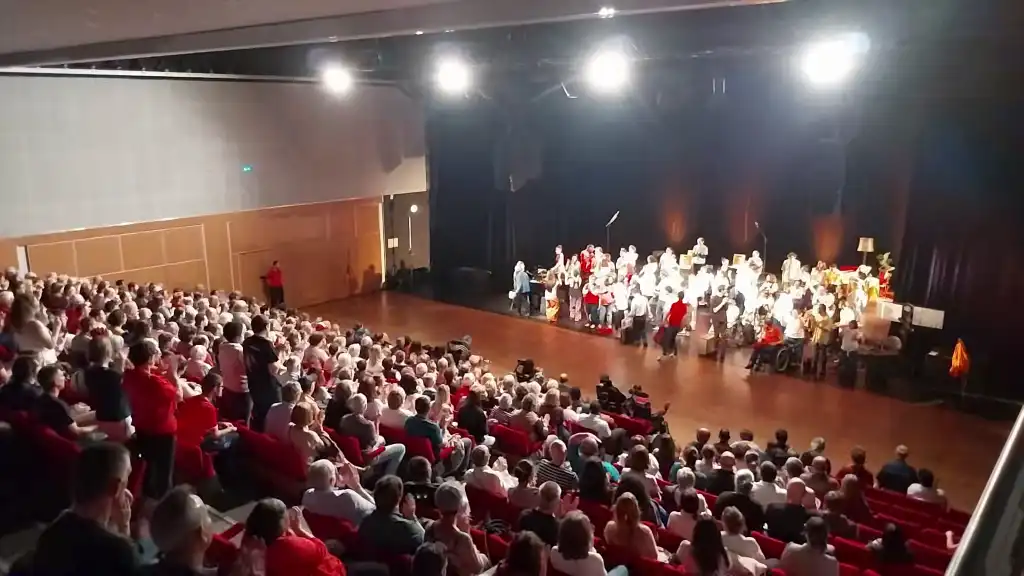 Vue d'ensemble de la salle de spectacle de l'Espace George Sand, la foule applaudis à la fin de la représentation.