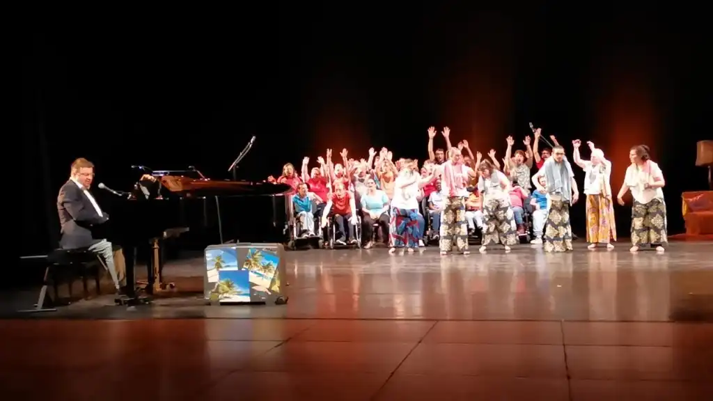 Vue d'ensemble des cœurs au côté de Julien JOUBERT jouant au piano.