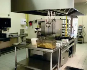 Un aperçu des cuisines équipés du Foyer de la Clarière.