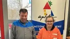 Nina et Vincent posent avec le kakémono de l'APHL en arrière-plan.