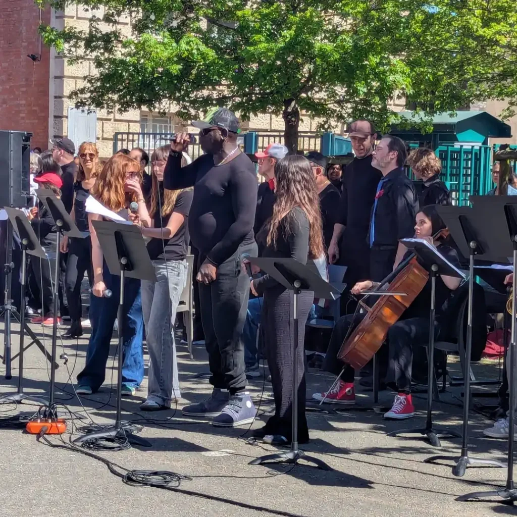 La troupe musicale en pleine action.