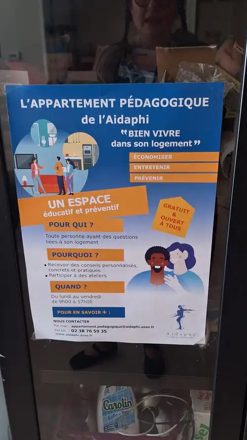 Affiche présentant l’appartement pédagogique de l’Aidaphi, intitulé « Bien vivre dans son logement ». Le visuel met en avant un espace éducatif et préventif dédié aux économies d’énergie, à l’entretien du logement et à la prévention des risques. Le public concerné est toute personne ayant des questions liées à son logement. L’affiche indique que des conseils personnalisés, concrets et pratiques sont proposés, ainsi que des ateliers. Les permanences ont lieu du lundi au vendredi de 9 heures à 17 heures. Le service est gratuit et ouvert à tous. Les coordonnées de contact de l’appartement pédagogique de l’Aidaphi sont mentionnées en bas de l’affiche.