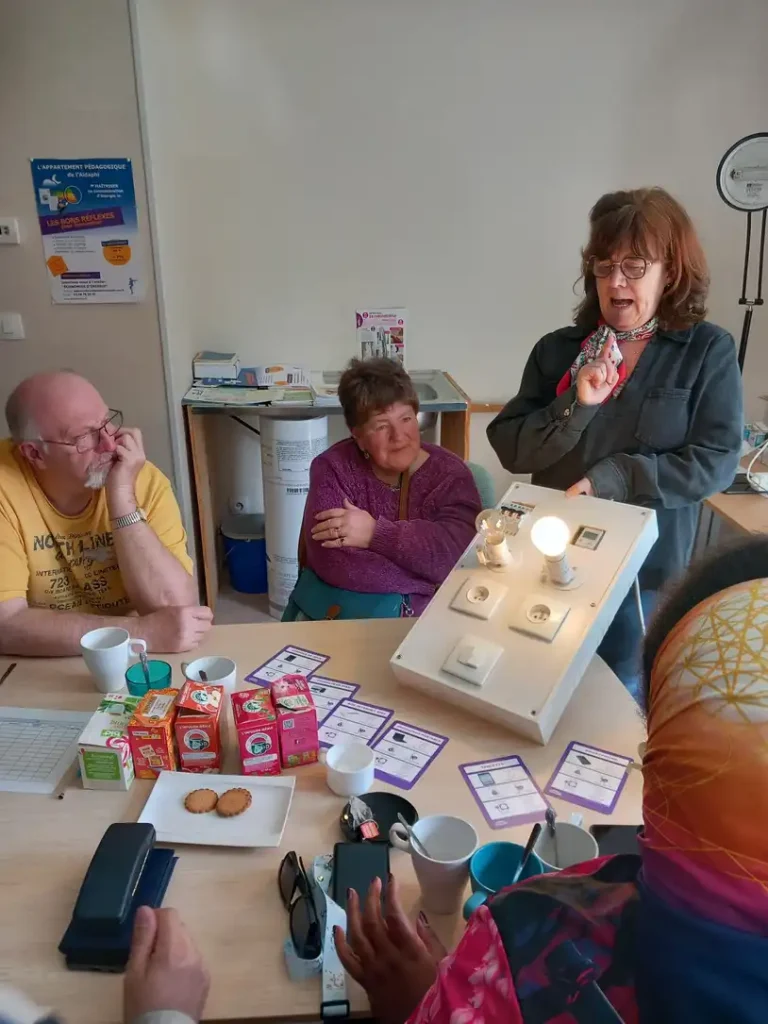 L'atelier pratique se réalise autour de la table avec des fiches et des maquettes pour expliquer le fonctionnement.