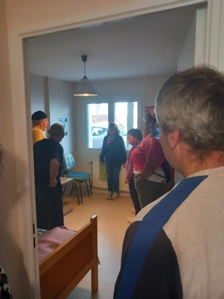Dans une chambre, l'atelier pédagogique suit sa continuité.